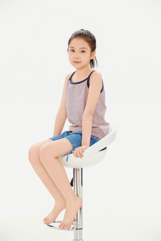 白色背景里的活泼可爱的中国小女孩儿童