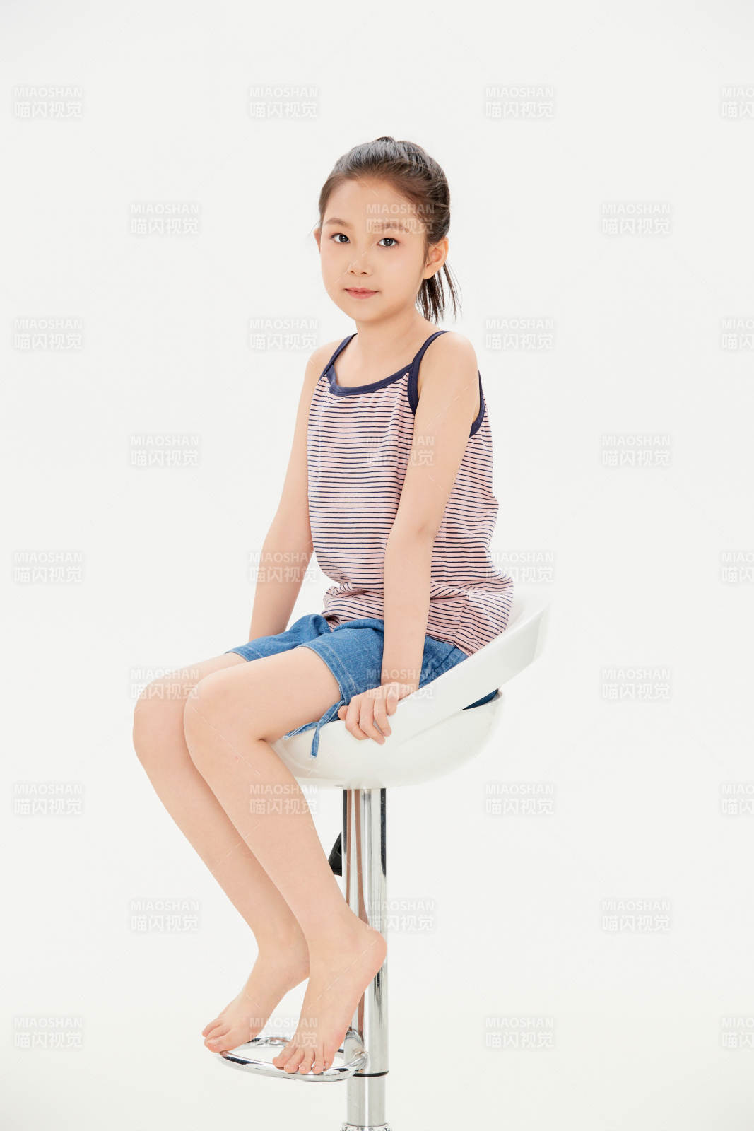 白色背景里的活潑可愛的中國小女孩兒童