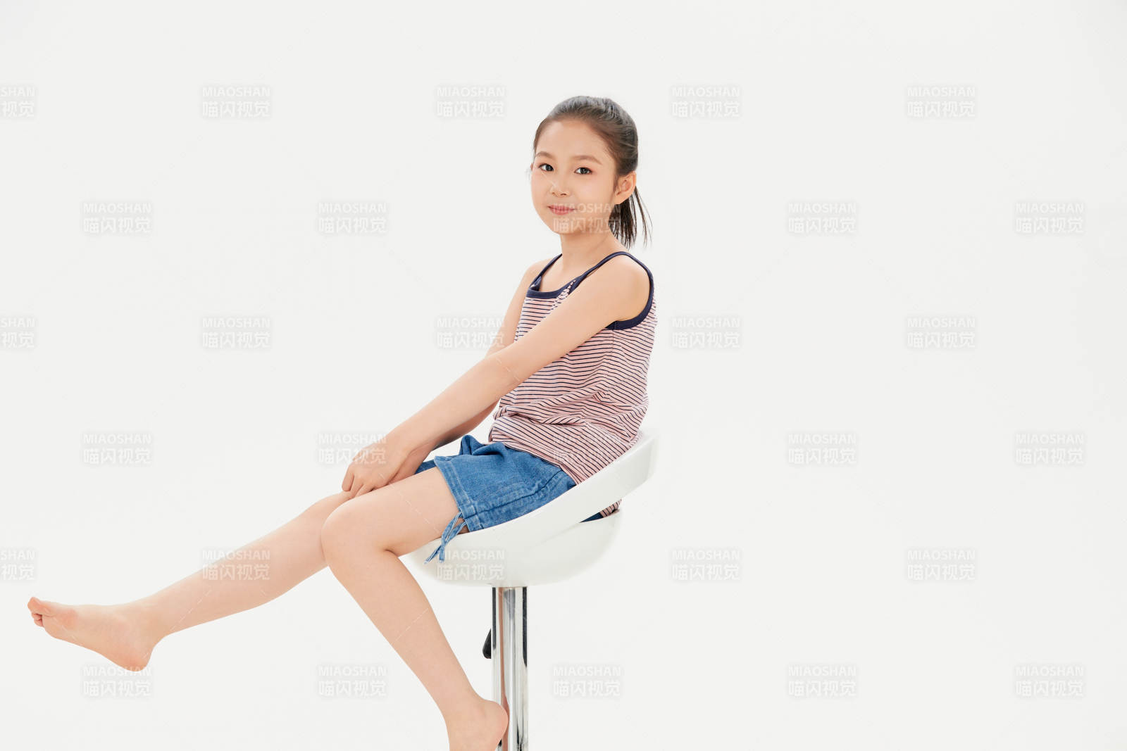 白色背景里的活潑可愛的中國小女孩兒童