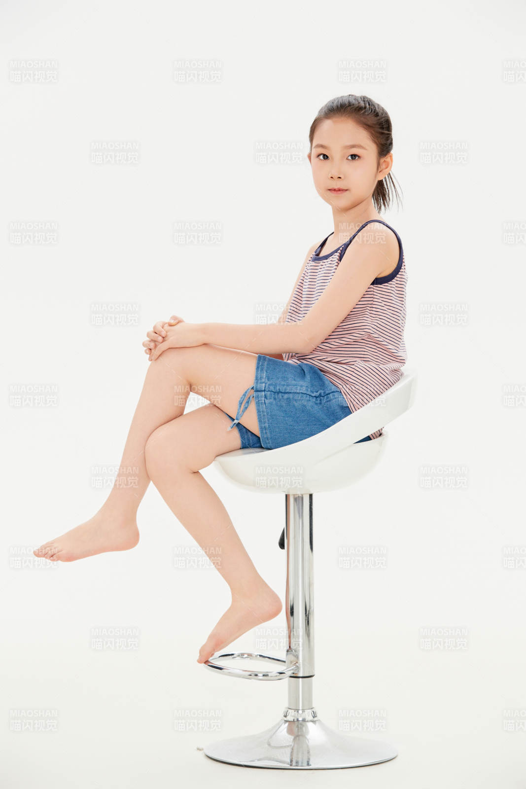 白色背景里的活泼可爱的中国小女孩儿童图片