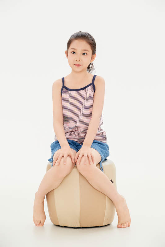 白色背景里的活泼可爱的中国小女孩儿童