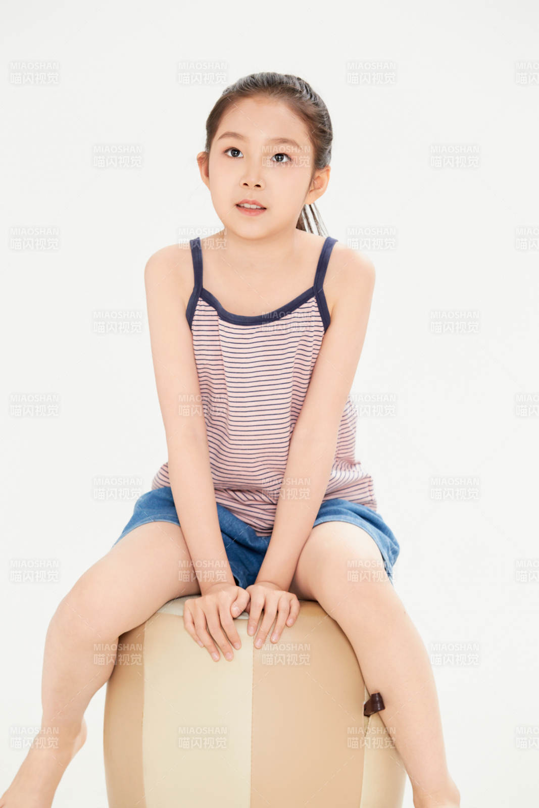 白色背景里的活潑可愛的中國小女孩兒童