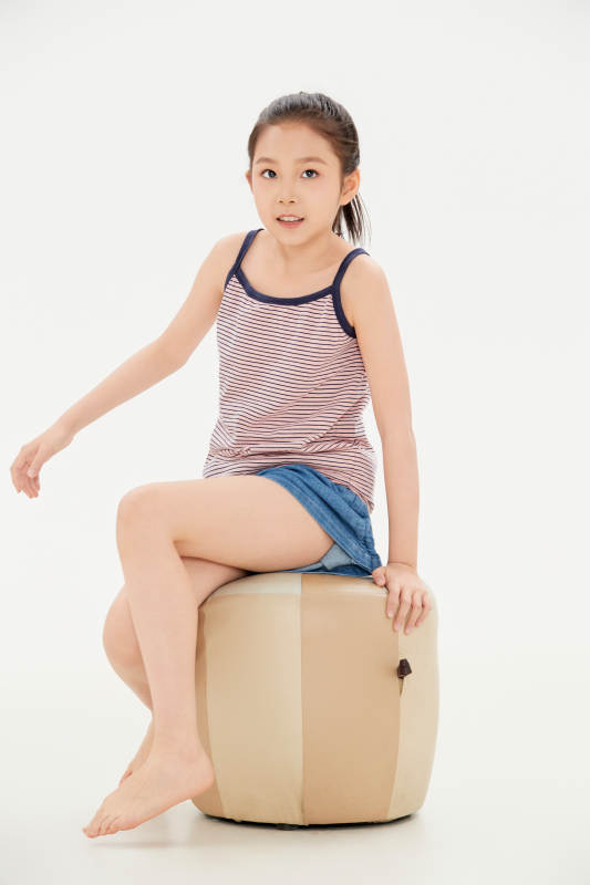 白色背景里的活泼可爱的中国小女孩儿童