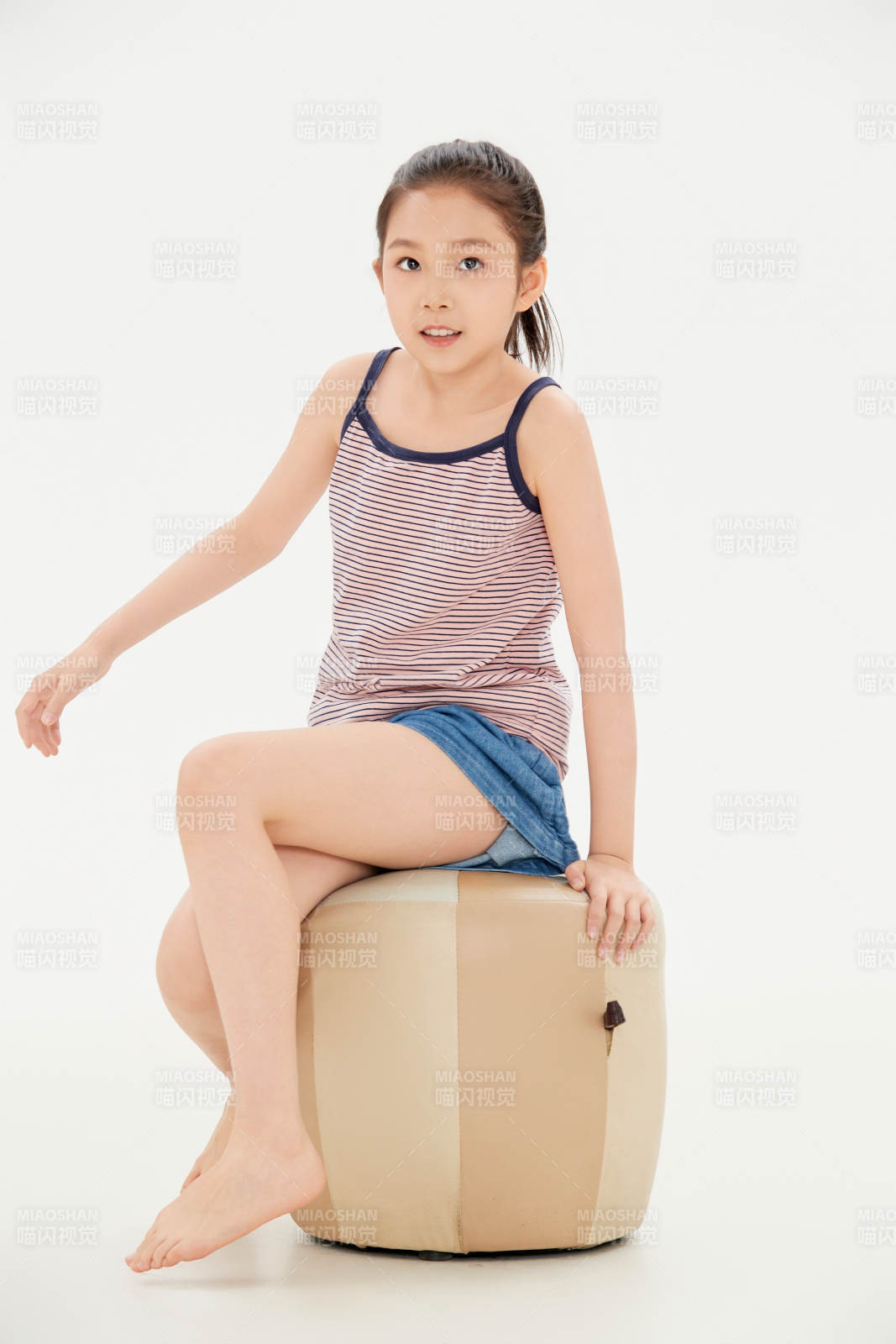 白色背景里的活潑可愛的中國小女孩兒童