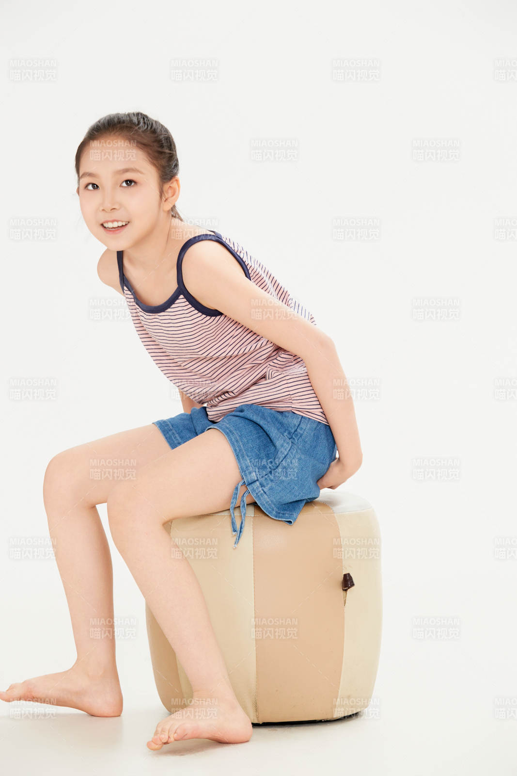 白色背景里的活泼可爱的中国小女孩儿童