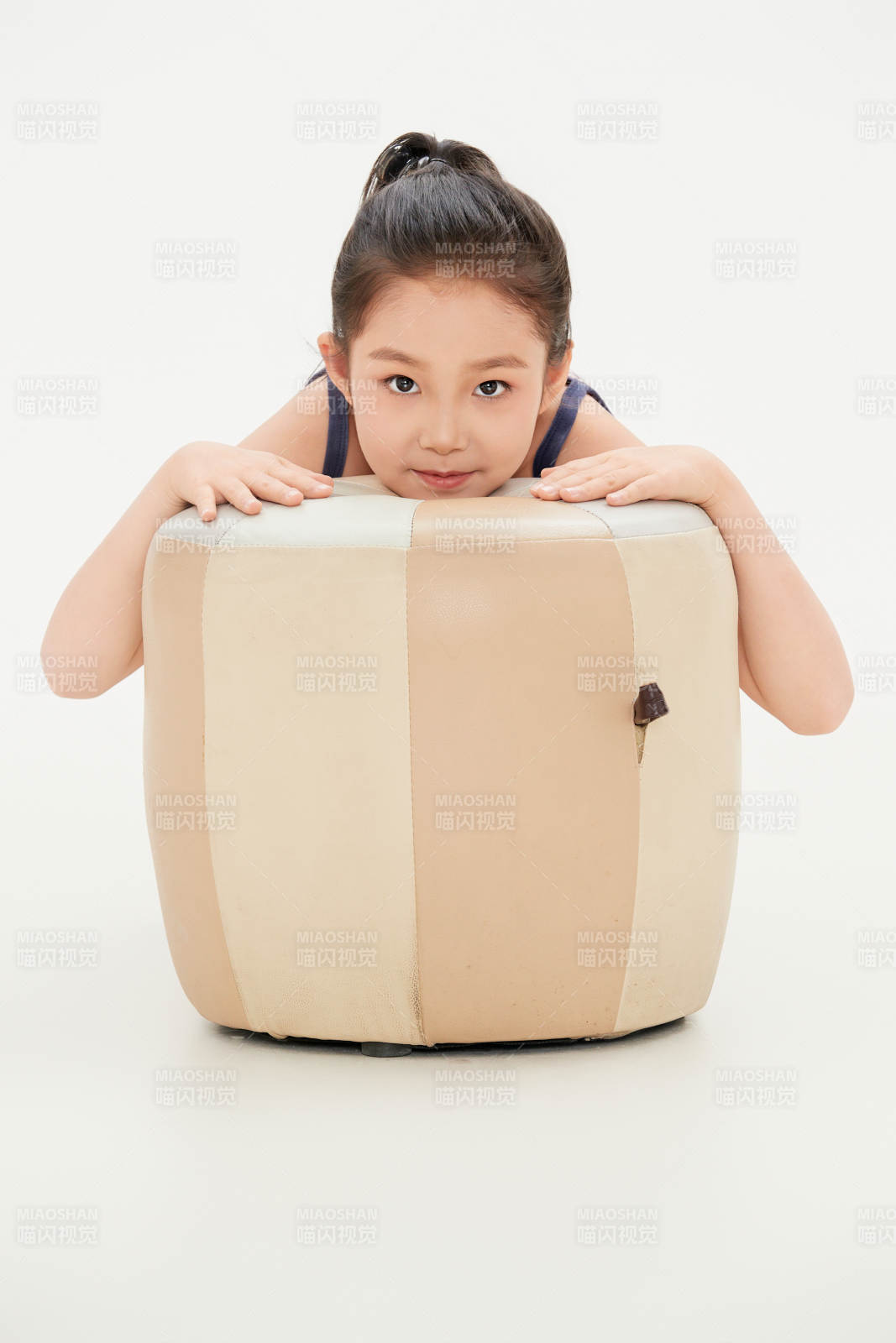 白色背景里的活泼可爱的中国小女孩儿童