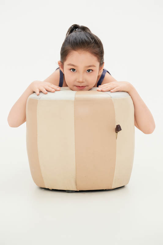 白色背景里的活泼可爱的中国小女孩儿童