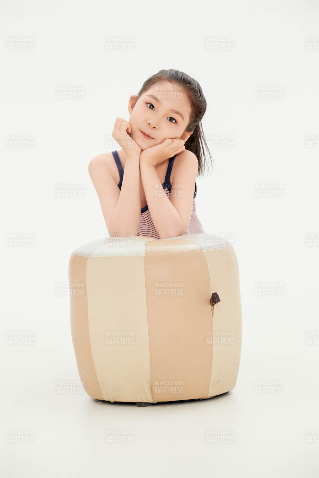 白色背景里的活潑可愛的中國小女孩兒童