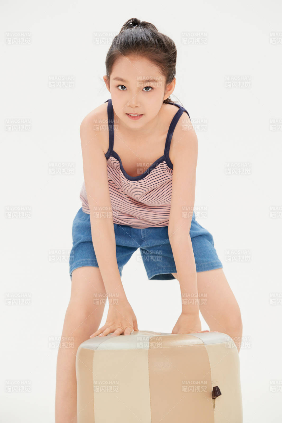 白色背景里的活潑可愛的中國小女孩兒童