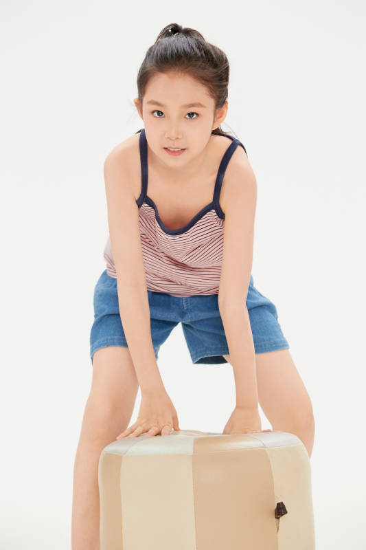 白色背景里的活泼可爱的中国小女孩儿童