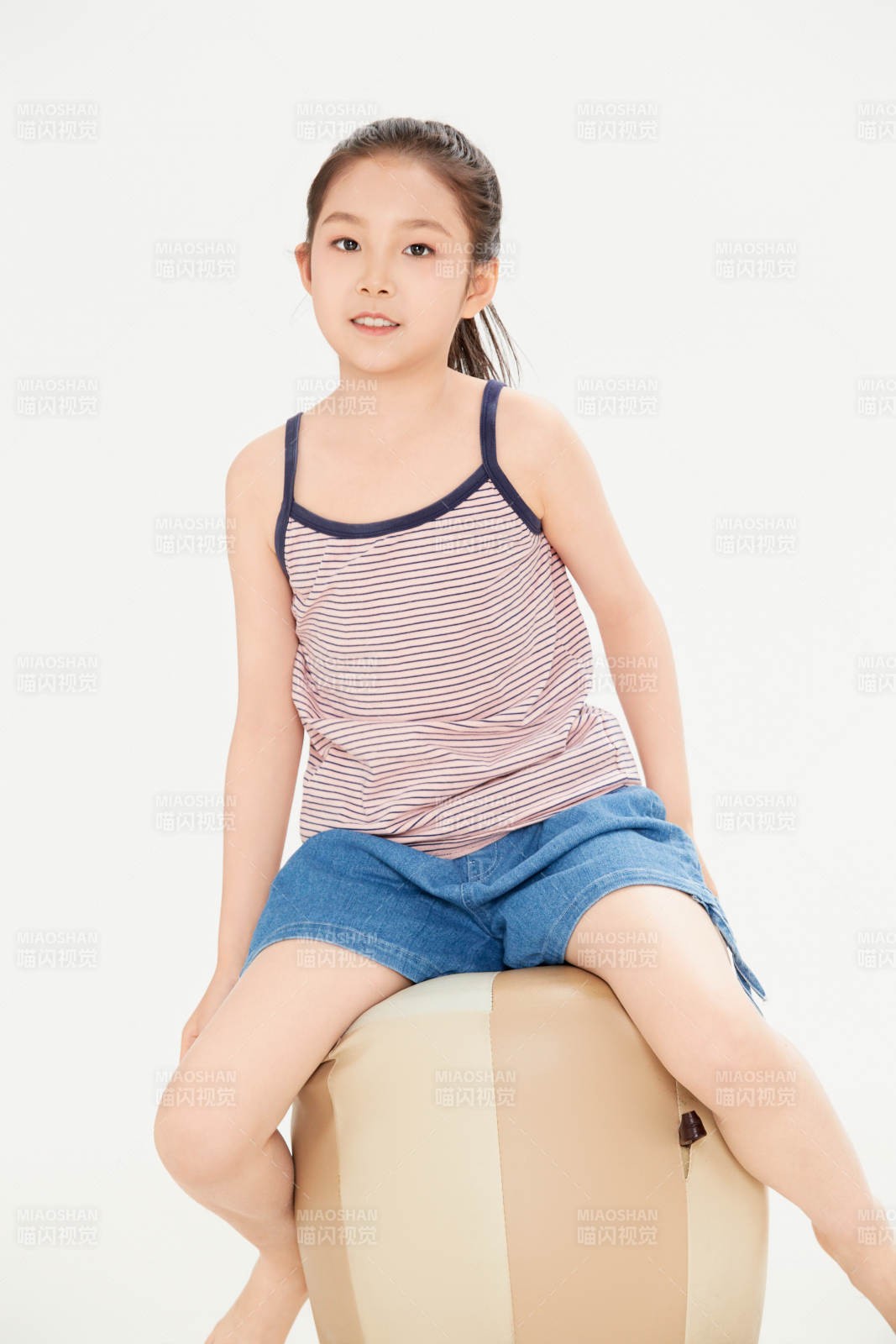 白色背景里的活潑可愛(ài)的中國(guó)小女孩兒童