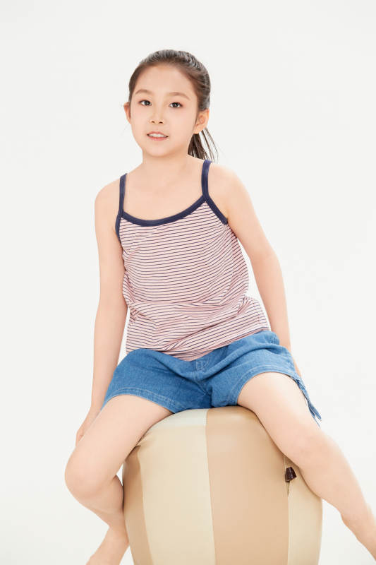 白色背景里的活泼可爱的中国小女孩儿童