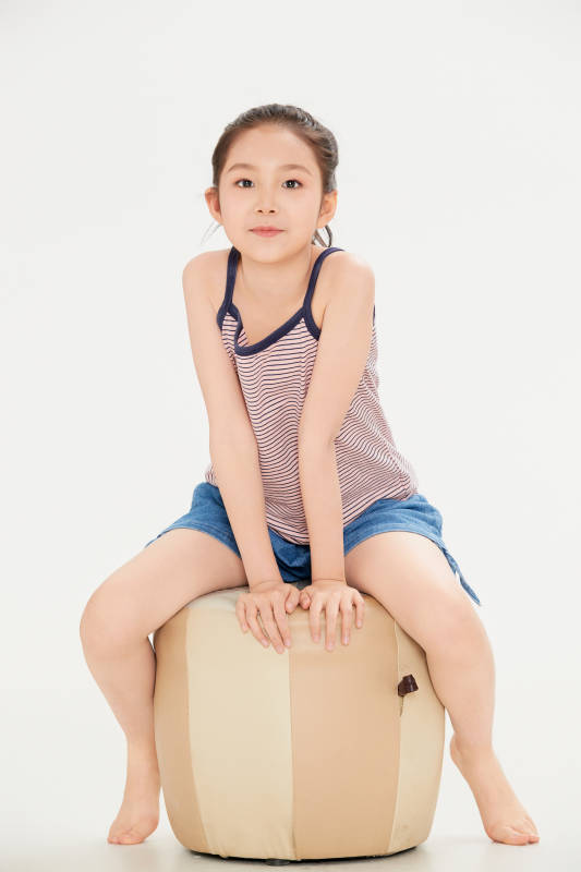 白色背景里的活泼可爱的中国小女孩儿童