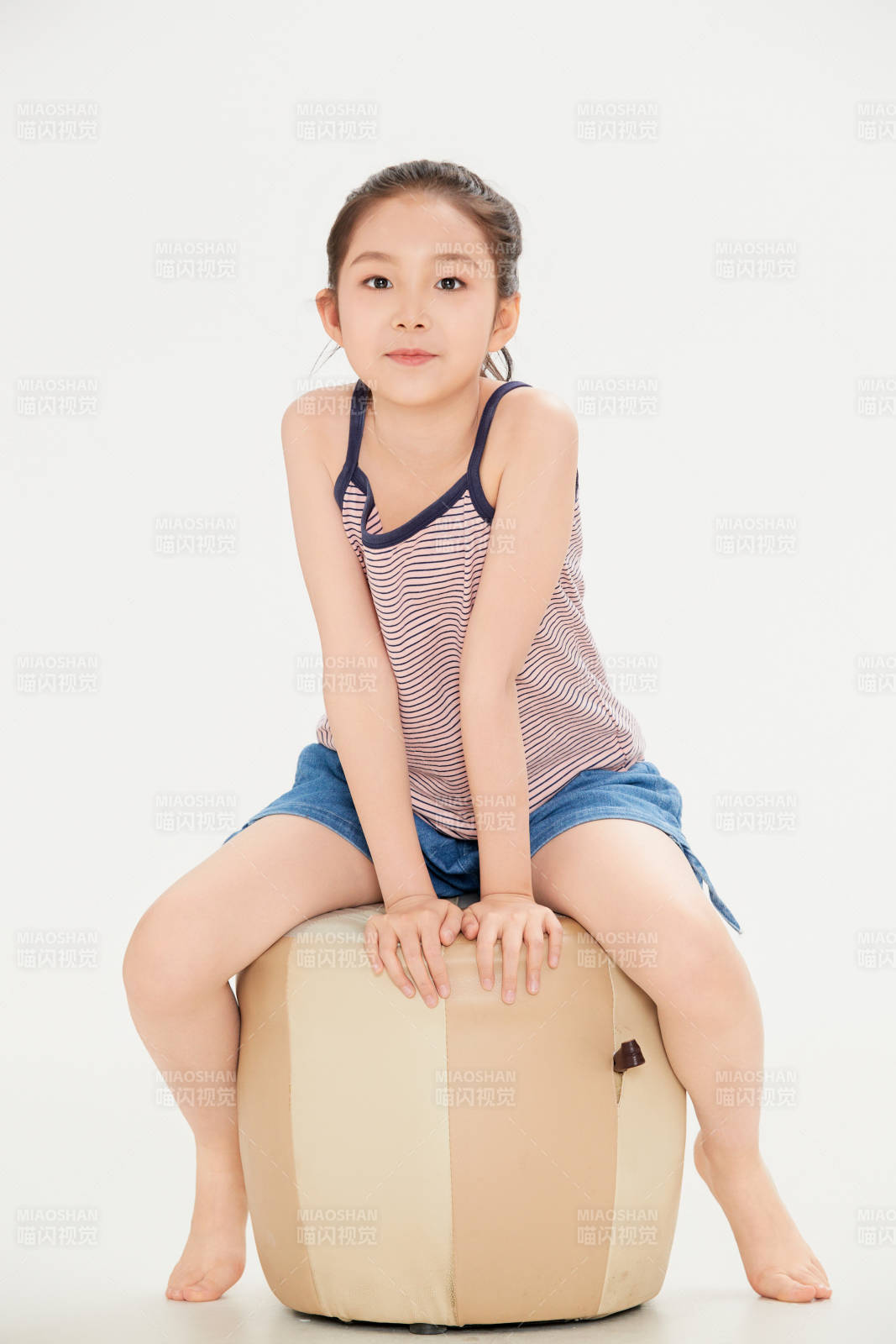 白色背景里的活潑可愛的中國小女孩兒童