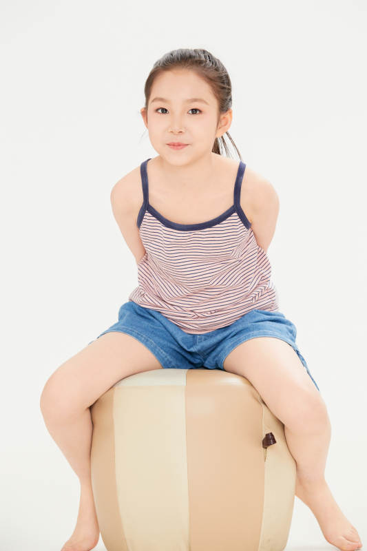 白色背景里的活泼可爱的中国小女孩儿童