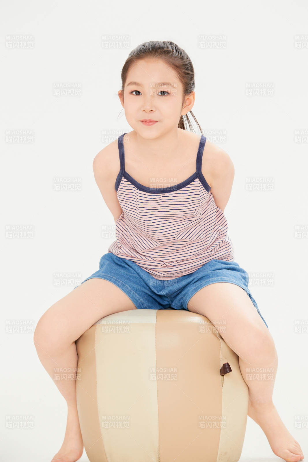 白色背景里的活泼可爱的中国小女孩儿童