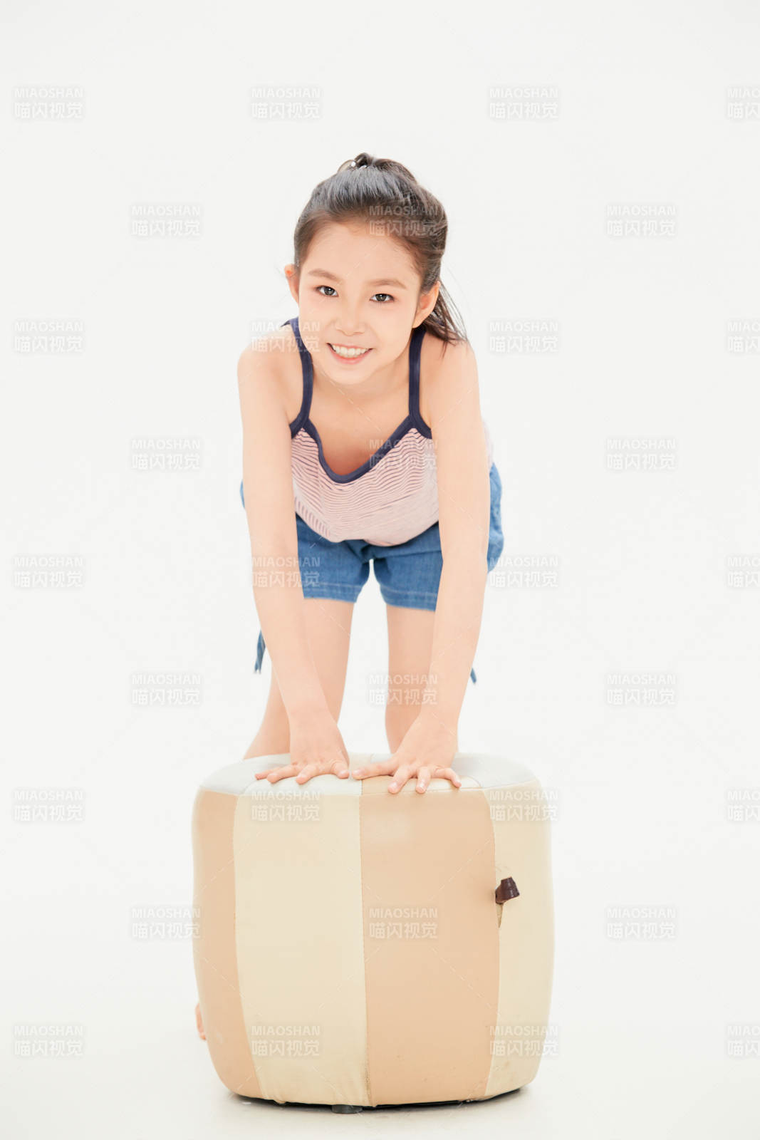 白色背景里的活泼可爱的中国小女孩儿童