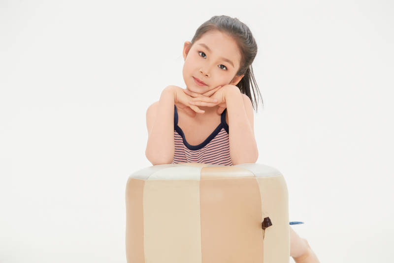 白色背景里的活泼可爱的中国小女孩儿童