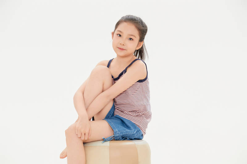 白色背景里的活泼可爱的中国小女孩儿童