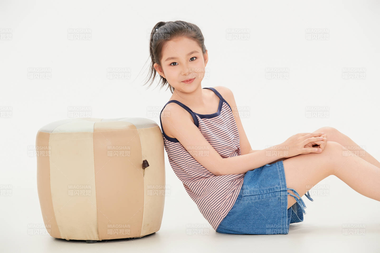 白色背景里的活潑可愛的中國小女孩兒童