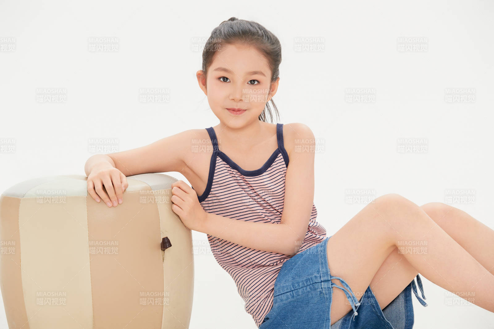 白色背景里的活潑可愛的中國小女孩兒童