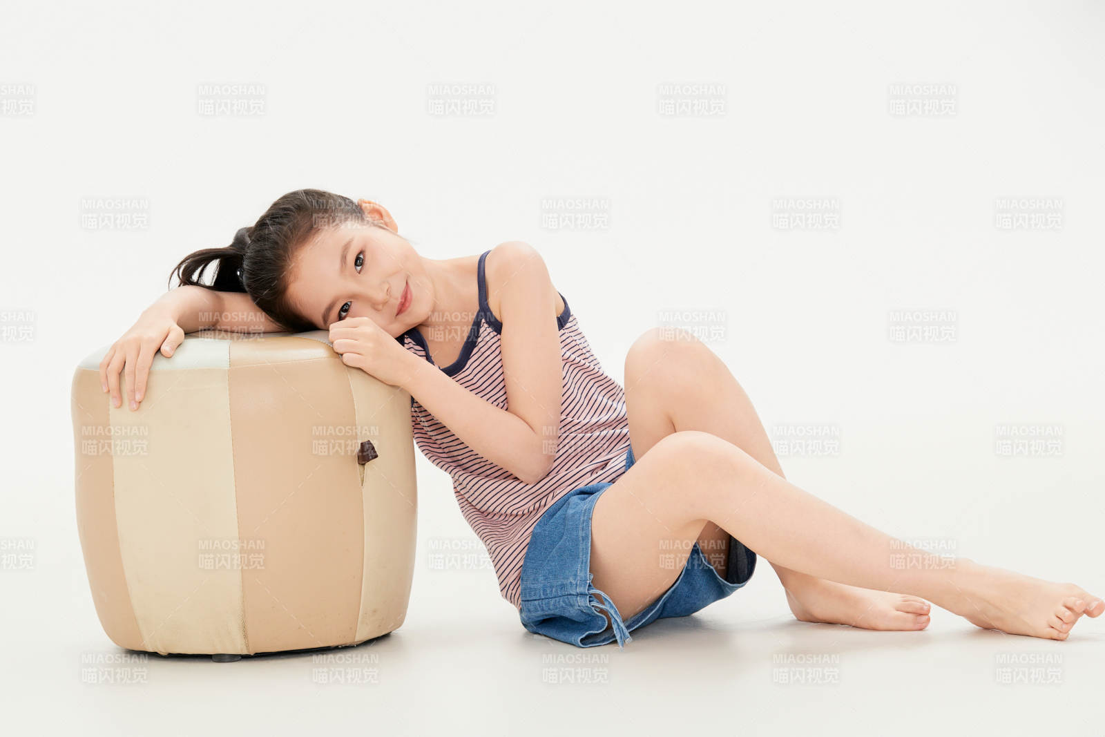 白色背景里的活泼可爱的中国小女孩儿童