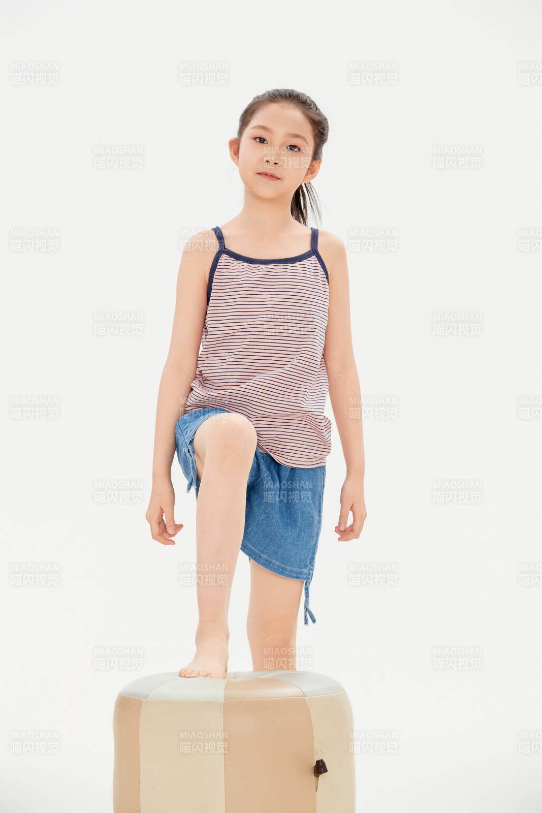 白色背景里的活泼可爱的中国小女孩儿童