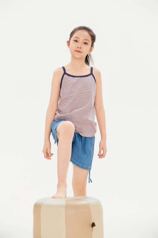 白色背景里的活泼可爱的中国小女孩儿童