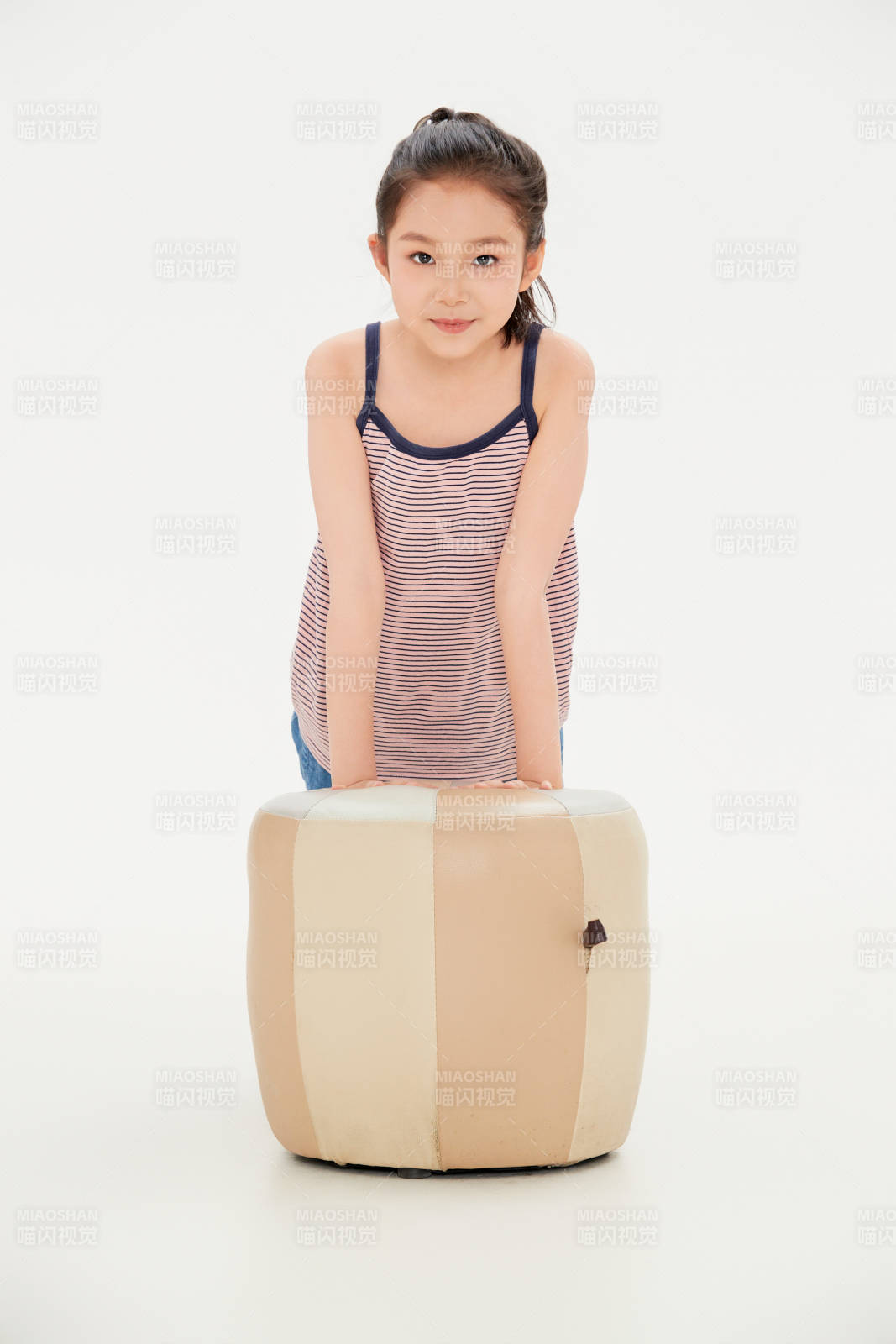 白色背景里的活潑可愛的中國小女孩兒童