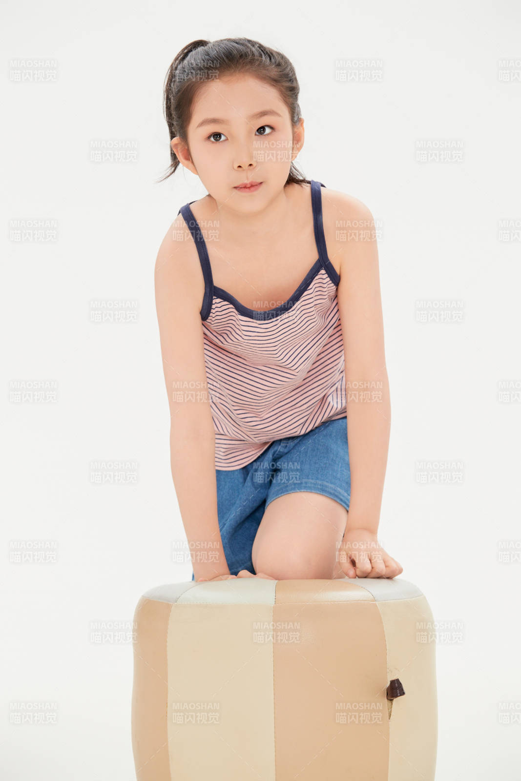 白色背景里的活泼可爱的中国小女孩儿童