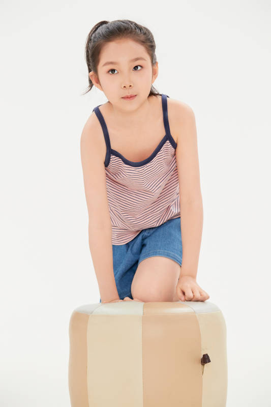 白色背景里的活泼可爱的中国小女孩儿童