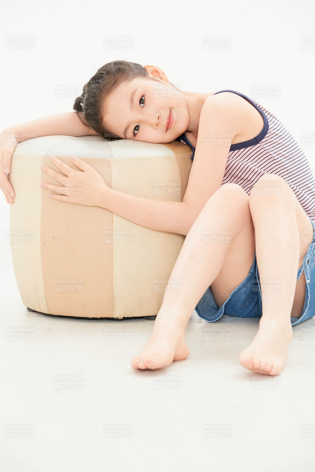 白色背景里的活泼可爱的中国小女孩儿童