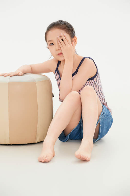 白色背景里的活泼可爱的中国小女孩儿童