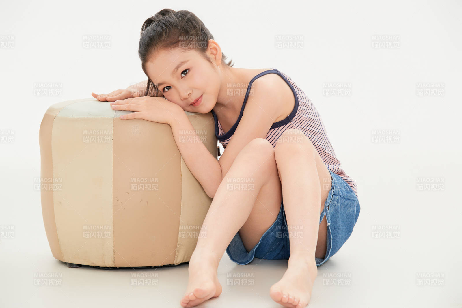 白色背景里的活泼可爱的中国小女孩儿童