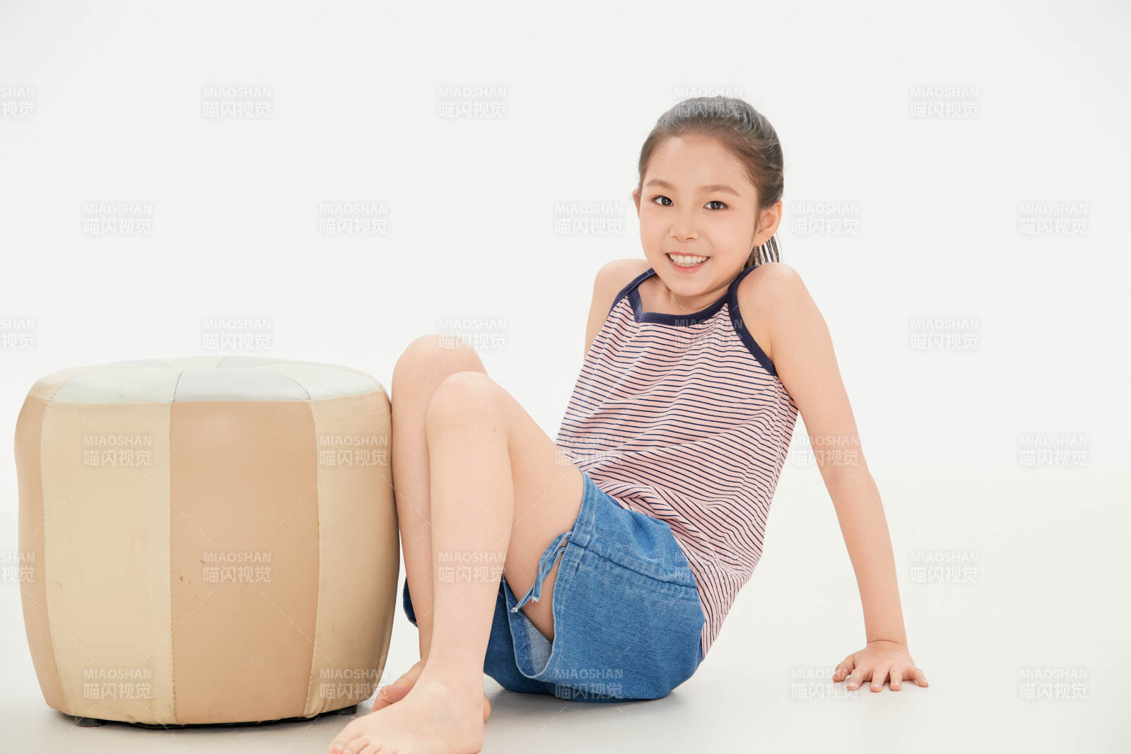 白色背景里的活泼可爱的中国小女孩儿童