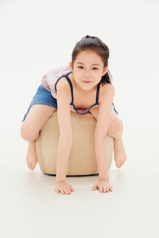 白色背景里的活泼可爱的中国小女孩儿童