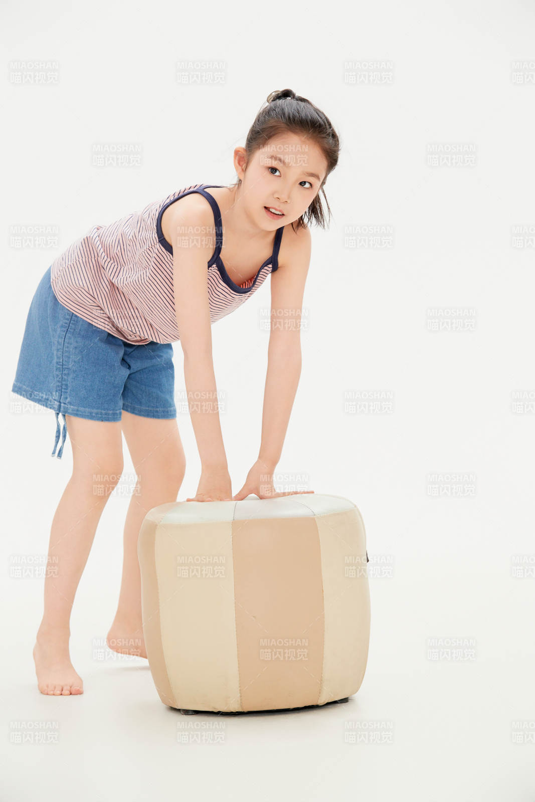 白色背景里的活泼可爱的中国小女孩儿童