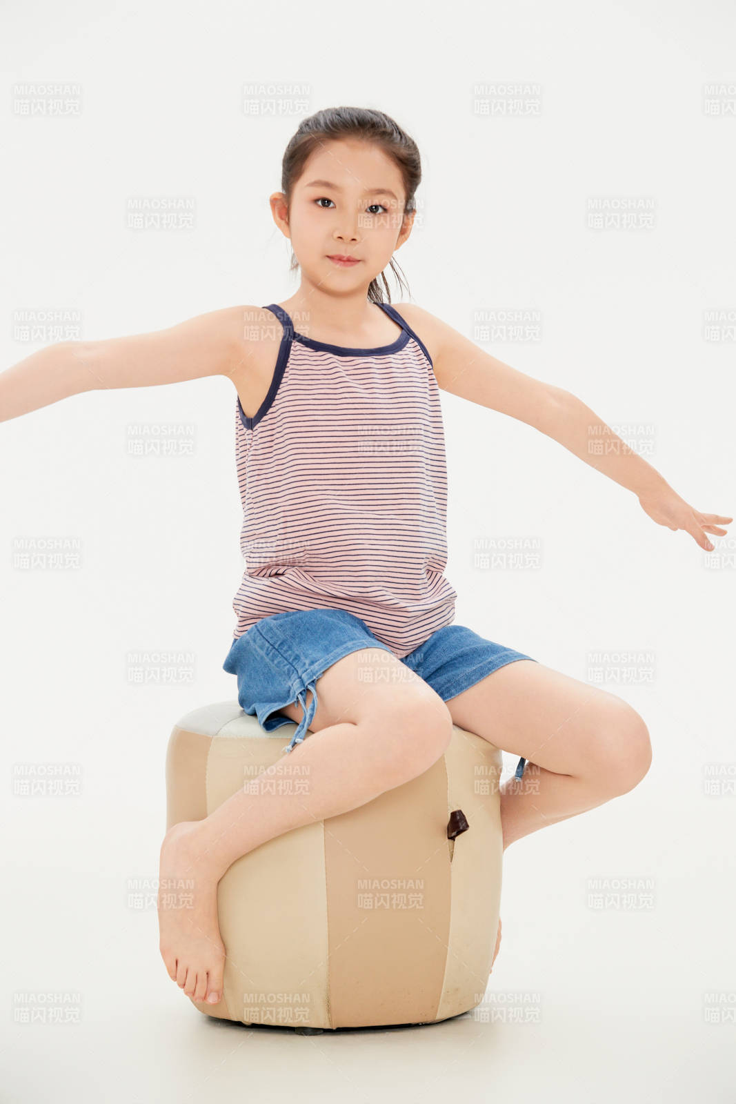 白色背景里的活泼可爱的中国小女孩儿童