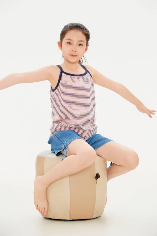 白色背景里的活泼可爱的中国小女孩儿童