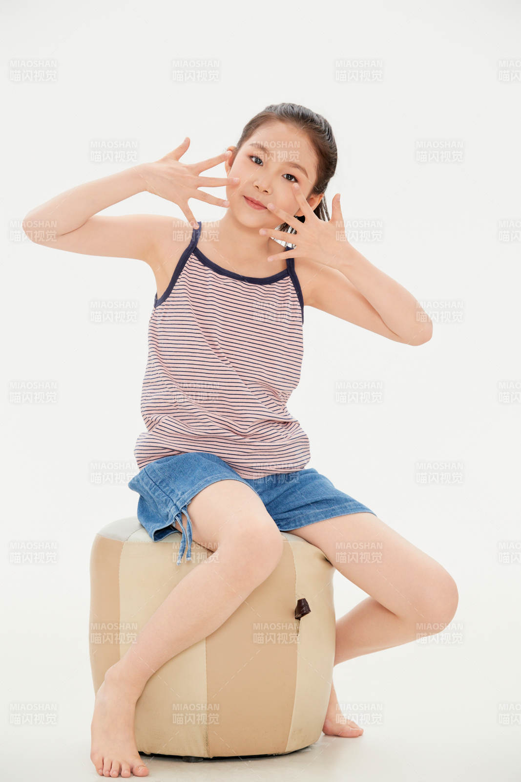 白色背景里的活泼可爱的中国小女孩儿童