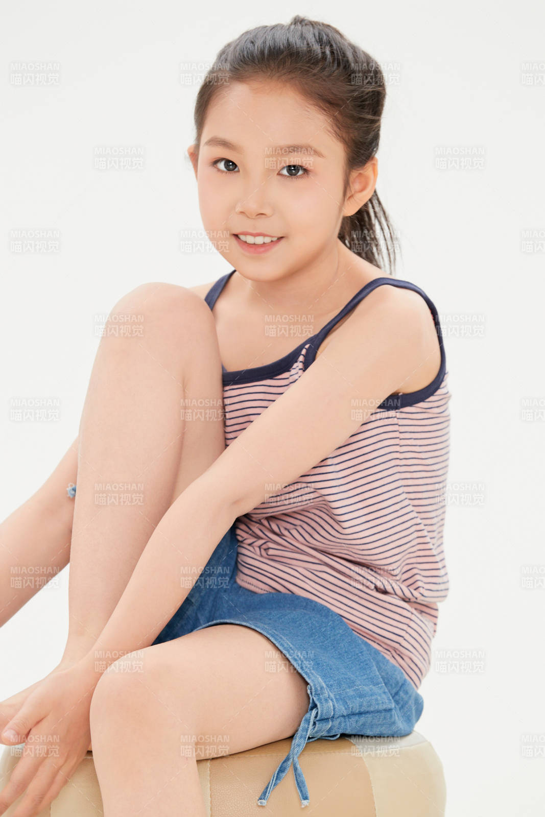 白色背景里的活潑可愛的中國小女孩兒童