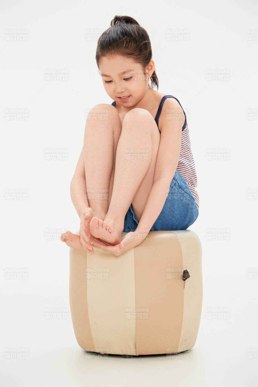 白色背景里的活泼可爱的中国小女孩儿童