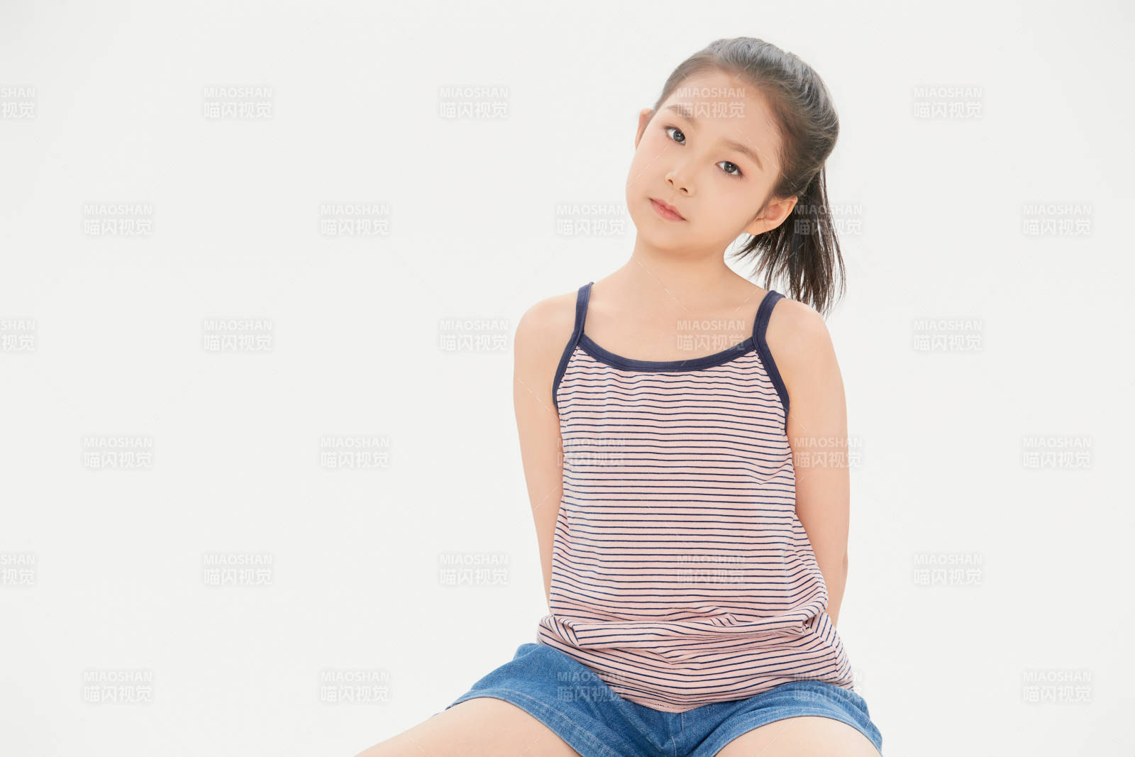 白色背景里的活泼可爱的中国小女孩儿童