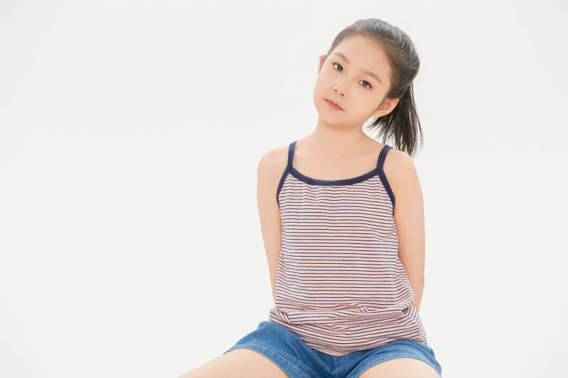 白色背景里的活泼可爱的中国小女孩儿童