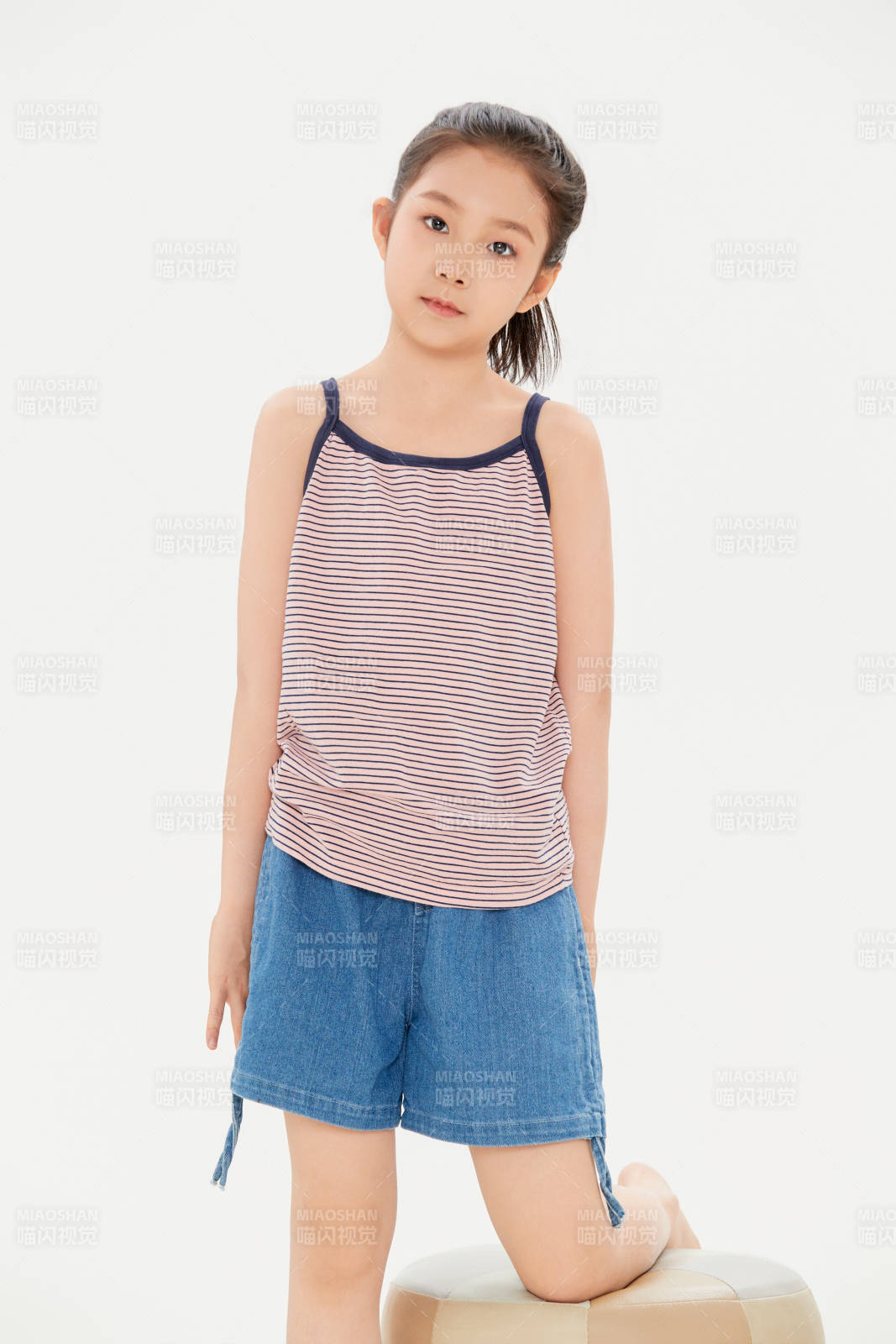 白色背景里的活泼可爱的中国小女孩儿童