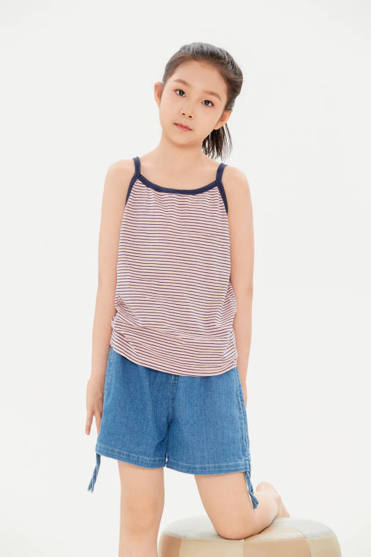 白色背景里的活泼可爱的中国小女孩儿童