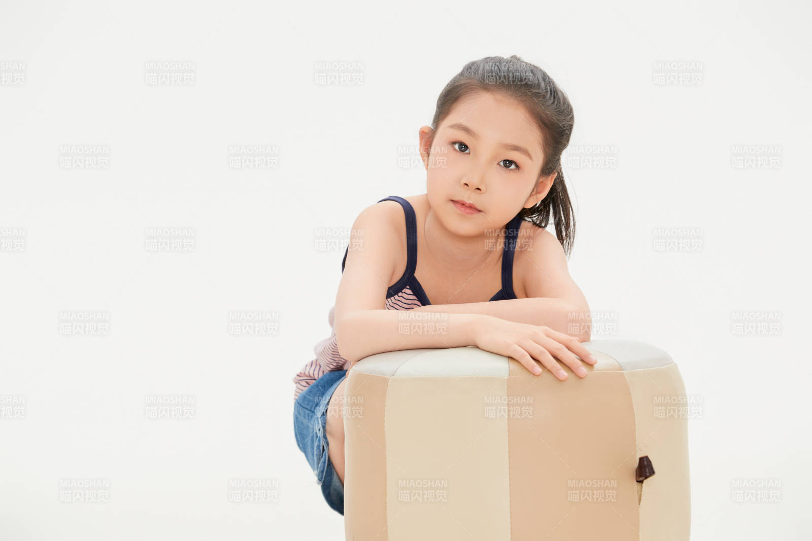 白色背景里的活泼可爱的中国小女孩儿童