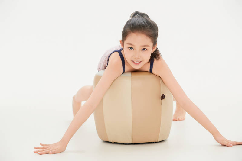 白色背景里的活泼可爱的中国小女孩儿童