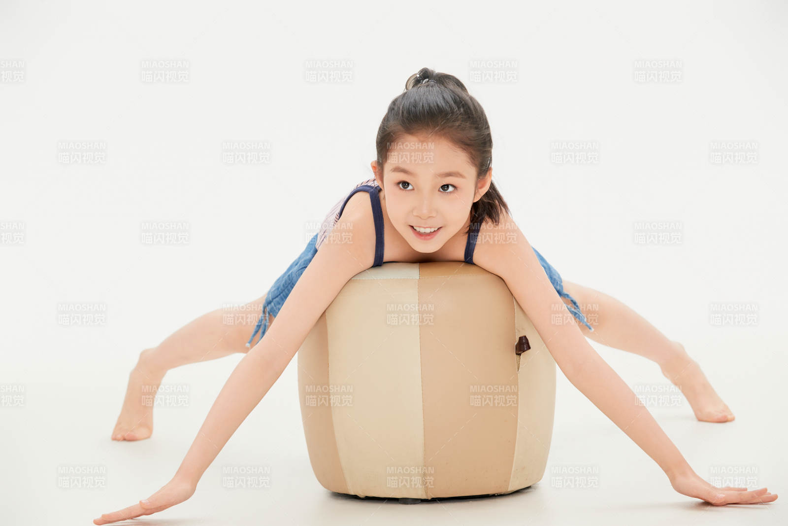 白色背景里的活泼可爱的中国小女孩儿童