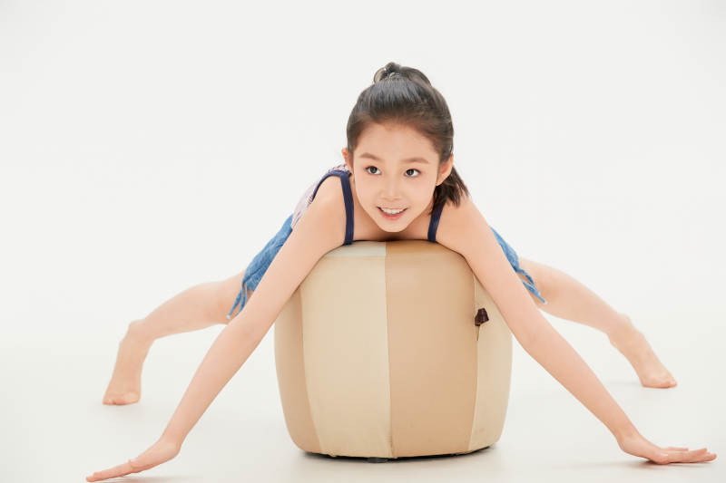 白色背景里的活泼可爱的中国小女孩儿童